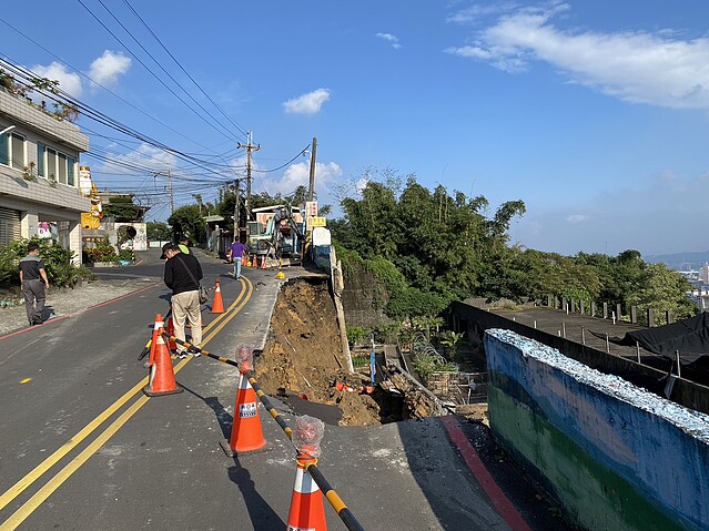 新北市樹林區光興街157巷，在17日下午3時發生道路塌陷意外